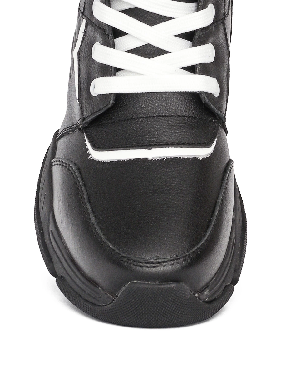 Спортивные ботинки на белой шнуровке